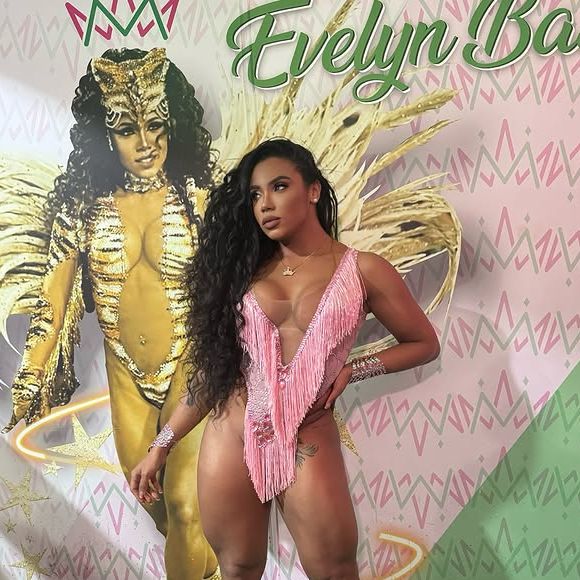 Carnaval 2025: Evelyn Bastos é a rainha de bateria da Mangueira