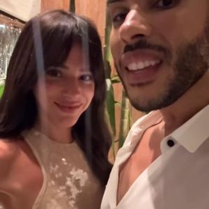 Bruna Marquezine foi mais uma das famosas que se jogou no brilho para o seu look de Réveillon.