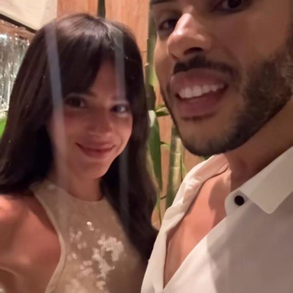 Bruna Marquezine foi mais uma das famosas que se jogou no brilho para o seu look de Réveillon.