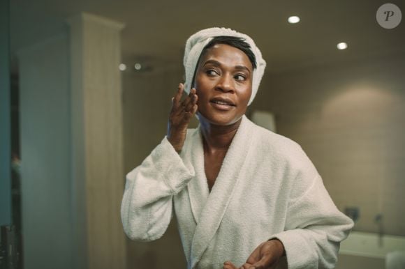 Vitamina C, niacinamida e retinoides suaves podem ser aliados importantes para quem deseja cuidar da pele após os 50 anos