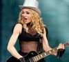 2. Madonna: Sticky & Sweet Tour (2010) – Amazon Prime Video - A turnê "Sticky & Sweet" de Madonna, uma das mais lucrativa de sua carreira, apresenta uma mistura de músicas clássicas e novas, com coreografias ousadas e produção de alto nível.