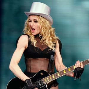2. Madonna: Sticky & Sweet Tour (2010) – Amazon Prime Video - A turnê "Sticky & Sweet" de Madonna, uma das mais lucrativa de sua carreira, apresenta uma mistura de músicas clássicas e novas, com coreografias ousadas e produção de alto nível.