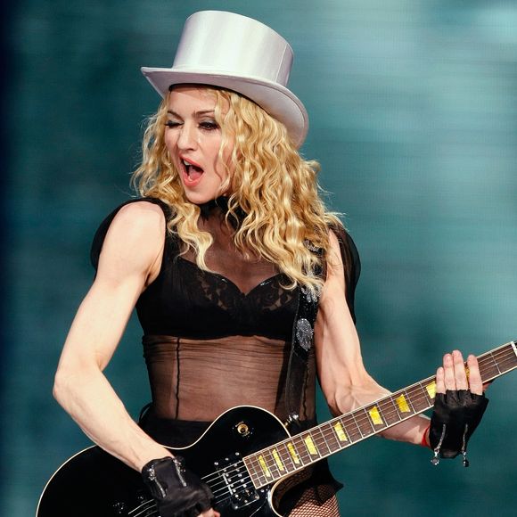 2. Madonna: Sticky & Sweet Tour (2010) – Amazon Prime Video - A turnê "Sticky & Sweet" de Madonna, uma das mais lucrativa de sua carreira, apresenta uma mistura de músicas clássicas e novas, com coreografias ousadas e produção de alto nível.