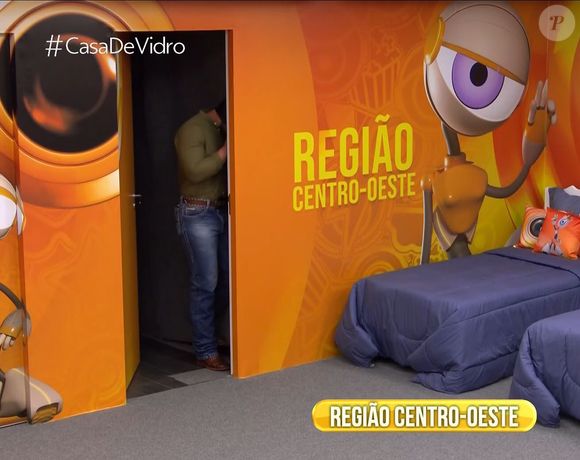 Um participante da Casa de Vidro da região centro-oeste deu de cara na parede ao entrar