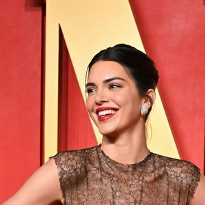 Especialista revela como iluminar e valorizar olhos castanhos com sombras específicas assim como essa make deslumbrante da Kendall Jenner