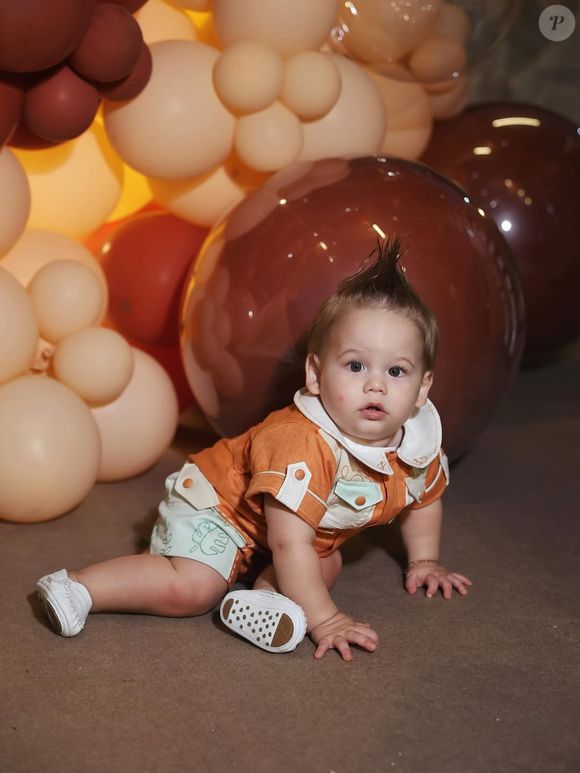 José Leonardo encanta a web com cabelo arrepiado em aniversário de 10 meses