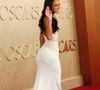 Bruna Marquezine atraiu holofotes ao passar no tapete vermelho com vestido branco Versace