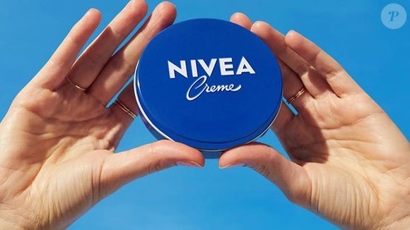 Embora seja conhecido principalmente por hidratar e nutrir a pele, o icônico creme Nivea da lata azul também pode ter outras utilidades que nem sempre conhecemos