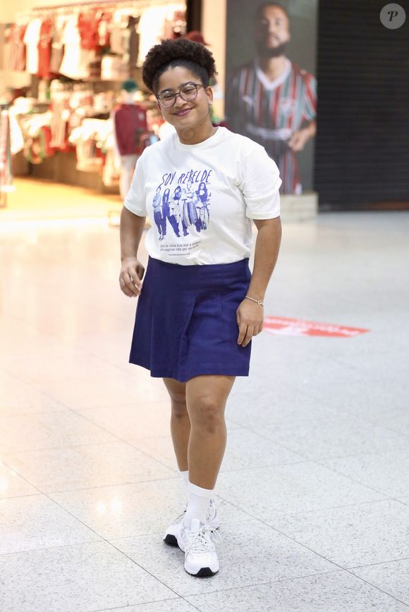 Look de aeroporto de Tia Milena viraliza entre fãs após ex-BBB aparecer com tênis desejo da temporada