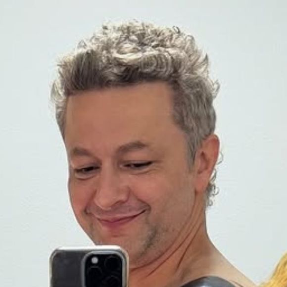 Ex de Sandy, Lucas Lima arrisca em nova tatuagem gigante e cita cantora em desabafo: 'Dor mais intensa que já senti'