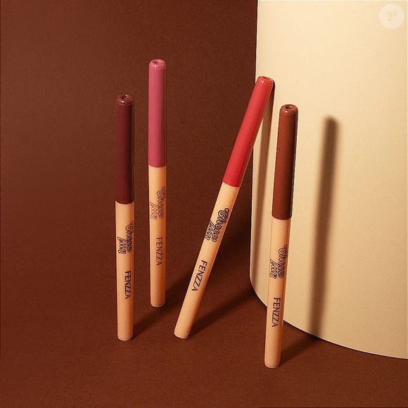 “Aqui, o Contorno Labial Choco Fun - Cores Banoffee e Tiramisu da Fenzza é ideal: têm os tons terrosos perfeitos para criar profundidade e valorizar o volume natural da boca”, explica Mariane