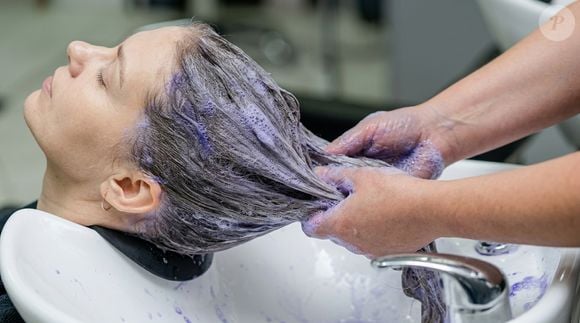 A dermatologista Ana Molina recomenda usar xampu roxo duas vezes por semana, sempre alternando com um xampu suave, para neutralizar o amarelado sem ressecar excessivamente os cabelos brancos