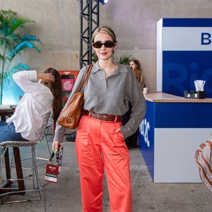 A atriz Valentina Herszage foi destaque ao circular pelo evento Rio2C apostando em uma variação autêntica do estilo corpcore. Fugindo da paleta tradicional de cinzas e pretos, Valentina combinou uma polo de tricô texturizada com calças de alfaiataria em tom coral vibrante