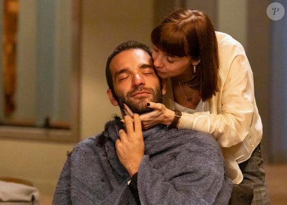 Afonso (Humberto Carrão) e Solange (Alice Wegmann) ouvem o médico dele falar das chances do transplante de medula na novela 'Vale Tudo' em 30 de agosto de 2025, sábado