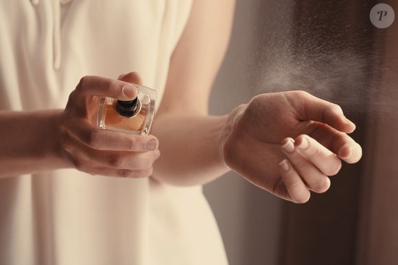 Inspirado nas noites luxuosas da capital francesa, o perfume traz uma mistura quente e envolvente, que lembra uma sobremesa feita por um chef estrelado em um restaurante elegante de Paris. Logo nas primeiras notas