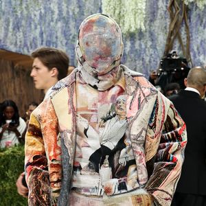 Miles Chamley-Watson A$AP elevou o conceito de arte vestível ao surgir completamente coberto por um conjunto de tapeçaria que reproduzia obras clássicas. Além do casaco e calças coordenados, Rocky utilizou uma máscara integral feita do mesmo tecido tramado, ocultando totalmente sua face e criando uma silhueta contínua que transformou o artista em uma galeria itinerante de texturas e cores
