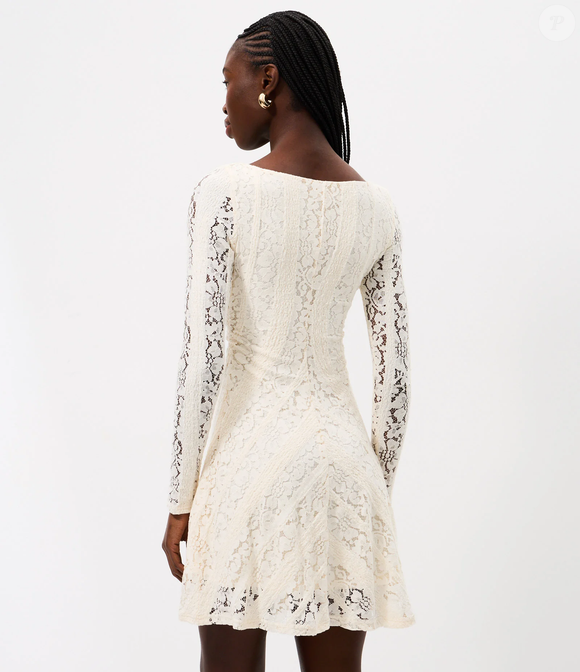 Para quem busca um vestido romântico sem gastar muito, a Renner oferece o modelo curto de renda e manga longa por R$ 179,90, confeccionado em algodão com certificado BCI e com modelagem que valoriza a silhueta