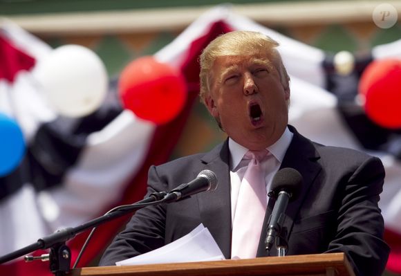 2011: Donald Trump fala com multidão enquanto pensava em se candidatar à presidência