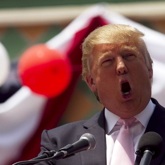 2011: Donald Trump fala com multidão enquanto pensava em se candidatar à presidência