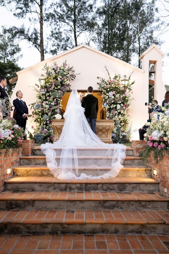 No detalhe: vestido de Giovanna Lancellotti teve um véu gigantesco