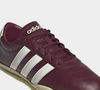 Inspirado nas tradicionais quadras de tênis, o Adidas Grand Court LO combina design clássico, amortecimento leve em EVA e conforto elogiado por consumidoras que priorizam praticidade sem abrir mão do estilo