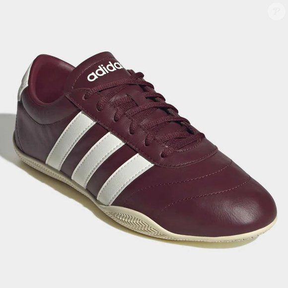 Inspirado nas tradicionais quadras de tênis, o Adidas Grand Court LO combina design clássico, amortecimento leve em EVA e conforto elogiado por consumidoras que priorizam praticidade sem abrir mão do estilo