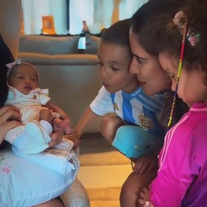 Filha de Zezé Di Camargo, Camilla Camargo levou os netos do cantor Júlia e Joaquim para conhecerem Clara, tia das crianças