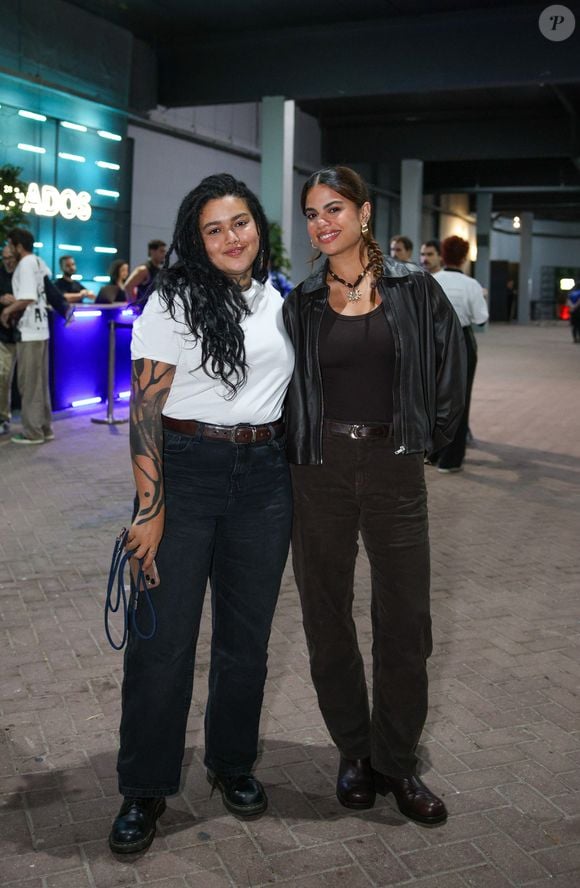 Show de Rosalía no Rio teve Clara Buarque e uma amiga na plateia