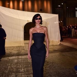 Bruna Marquezine elevou all black o look com óculos de sol super estilosos