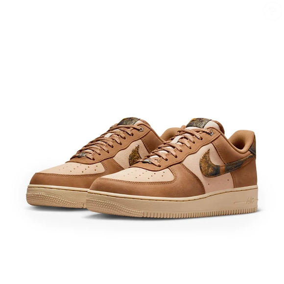 O sucesso do Nike Air Force 1 não é à toa: a silhueta clássica, o acabamento em couro e camurça e a proposta confortável fazem dele um dos tênis mais certeiros para atravessar a estação com estilo