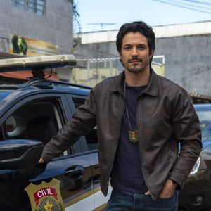 Paulinho (Romulo Estrela) não entende o fato de Juquinha (Gabriela Medvedovski) querer ser policial.