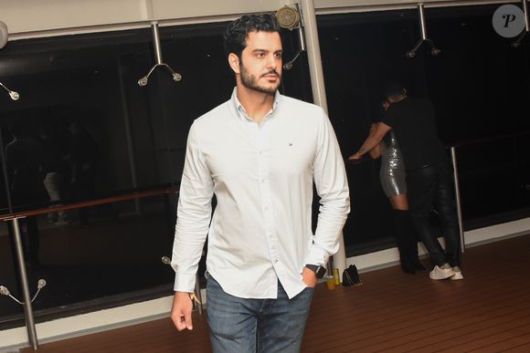 Possível novo affair de Paula Fernandes tentou evitar fotos ao lado da cantora