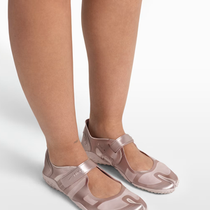 Modelo 'ame ou odeie' conquista clássicas e minimalistas ao transformar o conceito tradicional de sneaker