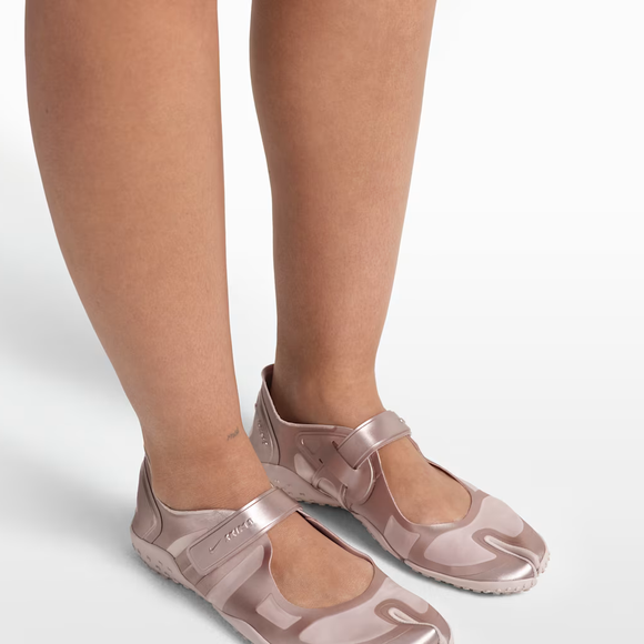 Modelo 'ame ou odeie' conquista clássicas e minimalistas ao transformar o conceito tradicional de sneaker