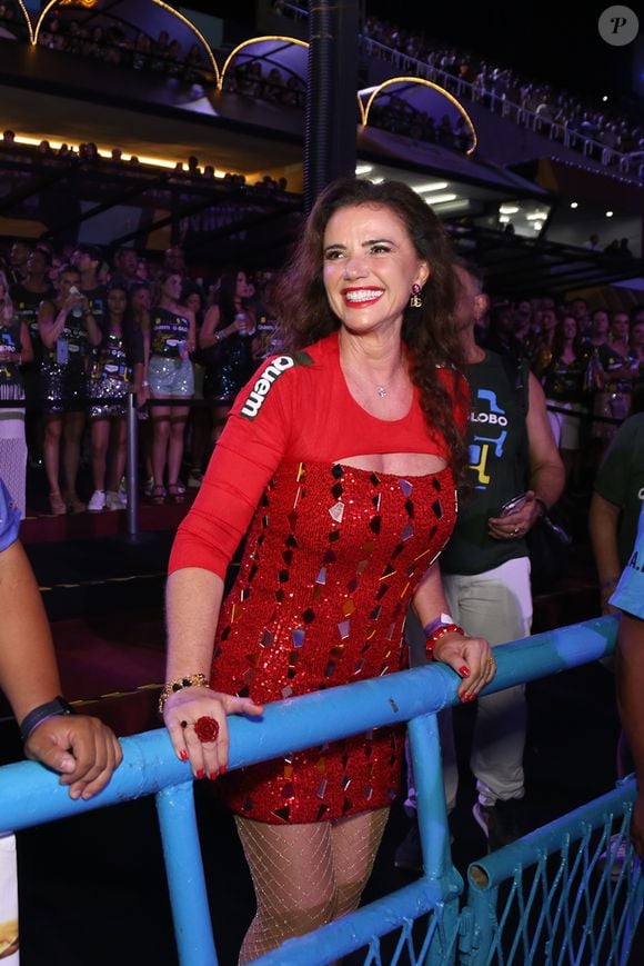 Hoje com 61 anos, Luma de Oliveira apareceu na Sapucaí usando vestido vermelho curto com recorte no busto