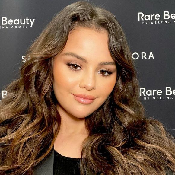Selena Gomez exibe beleza e cabelos longos em selfie