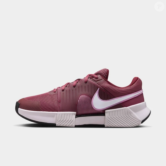 Os dad sneakers são alternativas aos mocassins e podem aparecer em produções que vão da academia ao escritório. Segundo a descrição do produto, o Nike Zoom GP Challenge 1.5 HC Feminino combina as cores vinho e branco que lembram uma 'cereja cristalizada'