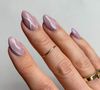 Unhas minimalistas delicadas para brilhar em setembro: nessa opção, o esmalte nude ganhou charme com brilho