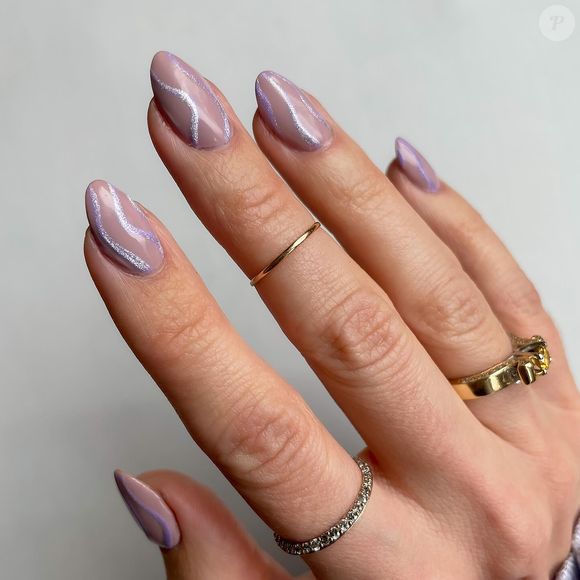 Unhas minimalistas delicadas para brilhar em setembro: nessa opção, o esmalte nude ganhou charme com brilho
