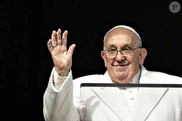 Papa Francisco teve um episódio de vômito com inalação, o que causou o rápido agravamento do quadro respiratório