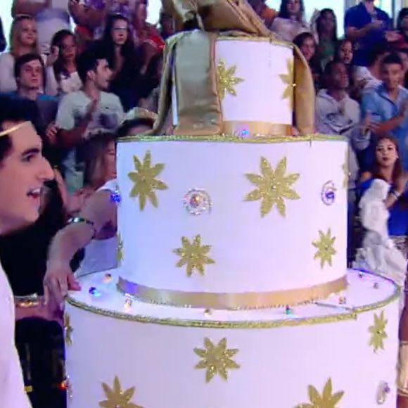 Surpresa no palco: Arlindo ganha um bolo gigante no 'Esquenta!' da TV Globo em 2014