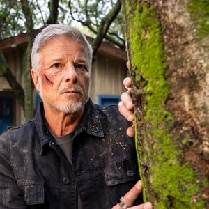 Foragido, Jaques (Marcello Novaes) chega a uma casa abandonada na novela 'Dona de Mim'