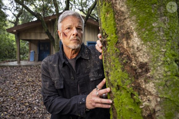 Foragido, Jaques (Marcello Novaes) chega a uma casa abandonada na novela 'Dona de Mim'