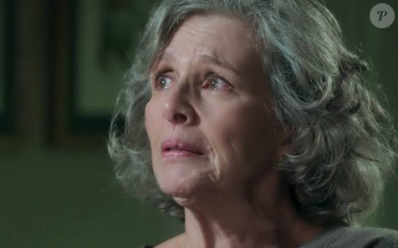 Vitória (Irene Ravache) chega à casa de Zilda (Nivea Maria) a tempo de ouvir as críticas de Severa.
