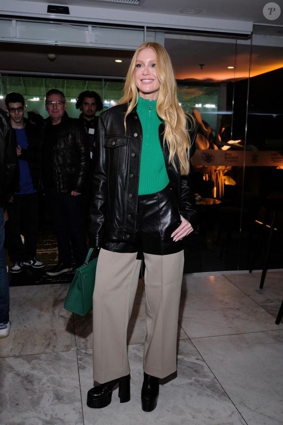 Marina Ruy Barbosa dispensou a camisa da Seleção e misturou tendências ao assistir à vitória do Brasil diante do Paraguai pelas Eliminatórias da Copa do Mundo 2026