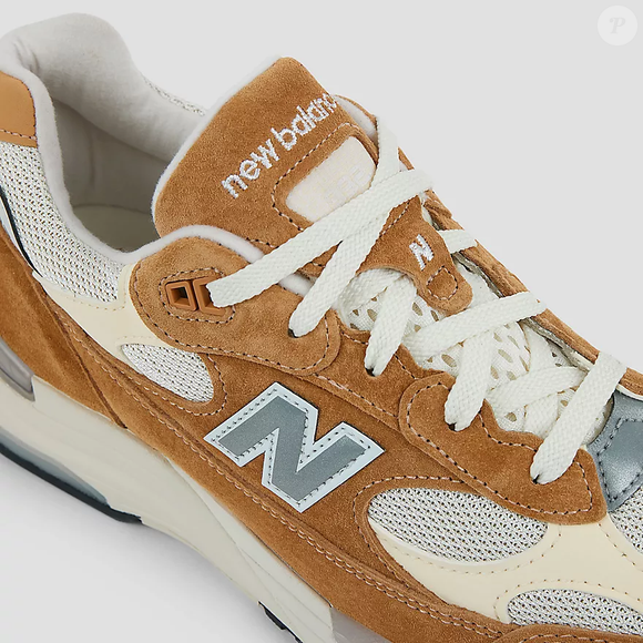 Seus modelos em marrom chocolate e azul marinho são um sucesso absoluto, mas agora a marca eleva o nível com tênis clássicos na cor caramelo que prometem ofuscar todos os outros.