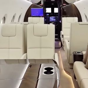 Interior de aeronave da categoria super-mid-size, como o Gulfstream G280 ligado aos deslocamentos recentes de Shakira antes dos shows no Brasil