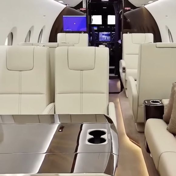 Interior de aeronave da categoria super-mid-size, como o Gulfstream G280 ligado aos deslocamentos recentes de Shakira antes dos shows no Brasil
