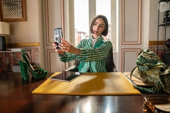 Emily Cooper terá sua despedida definitiva em uma temporada que promete emoção e muito glamour. Segundo a Netflix, o último ano da série entregará tudo aquilo que os fãs mais amam na produção estrelada por Lily Collins