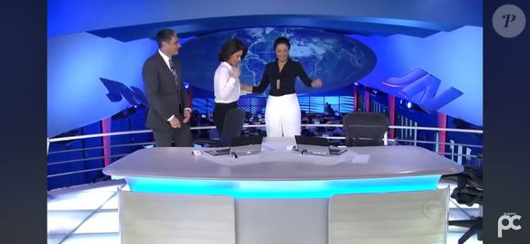Renata Vasconcellos recebe o bastão de Patrícia Poeta no Jornal Nacional em 31 de outubro de 2014, um momento que marcou a história da Globo